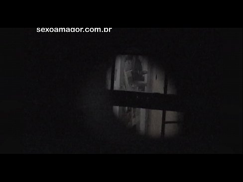 ❤️ Sarışın, içi boş tuğlaların arkasına gizlenmiş bir mahalle röntgencisi tarafından gizlice videoya alınır ❤️❌ Sikiş videosu bizde ❌❤