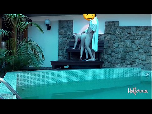 ❤️ Patron hizmetçiyi havuza davet eder ama bir sıcağa dayanamaz ❤️❌ Sikiş videosu bizde ❌❤